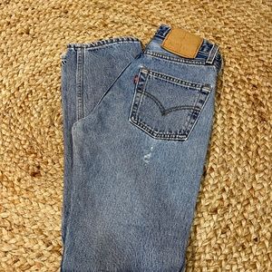 VINTAGE LEVI'S SCUFFED LIGHT WASH JEANS